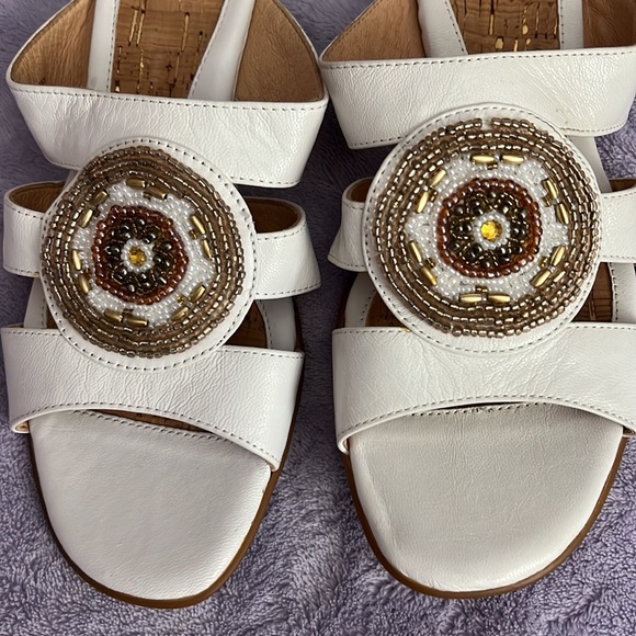 Womens Sofft White Slip On Leather Sandals Beaded Design 1268204 Sz 9M Worn Once - Picture 6 of 9